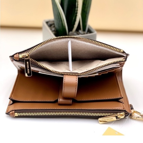 Michael Kors DoubleZip Wallet
Wristlet Brown - Picture 8 of 11